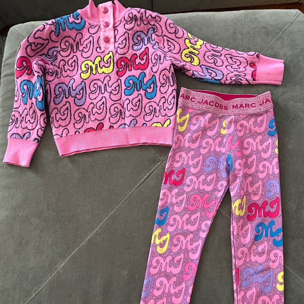 Marc Jacobs 2pc suit/ Girls 4T/Pink color Worn a few times, good condition.